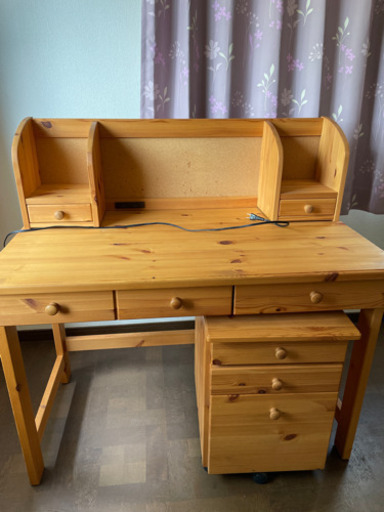 カントリー風机、天然杢、パイン材上棚、引き出し