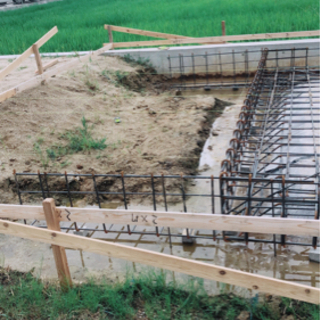 住宅基礎鋼製型枠組立解体の画像