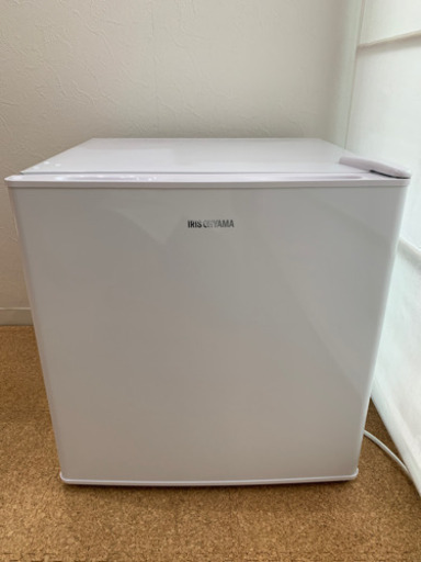 【美品】アイリスオーヤマ ノンフロン冷蔵庫42L 右開き