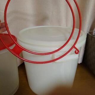 タッパーウェア保存容器　大と中 漬物 保存食の画像