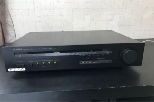 ヤマハ　ラジオチューナー　AM/FM STEREO TUNER T-7  YAMAHAのラジオチューナーです。  簡単に電源が付くことを確認しました