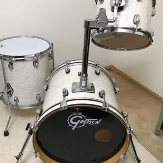 程度良いです！ストリートでもイケる小型ドラムセット　有名ドラムメーカー　グレッチ・Gretschカタリナシリーズ・ホワイトパールにジャズもロックもOKなピンスト系コーテッド＆シンバル２枚をお付けします！