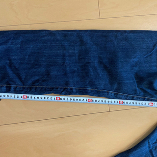 グローバルワークのデニムと黒のパンツの画像