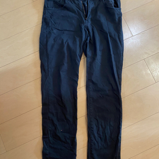 グローバルワークのデニムと黒のパンツの画像