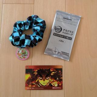 シュシュ1つ　鬼滅の刃のカード2枚