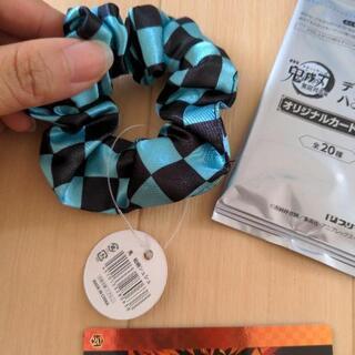 シュシュ1つ　鬼滅の刃のカード2枚の画像