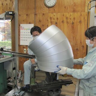 何事もチャレンジ！初心者・未経験者・年少者でも心配無し！保温板金・建築板金自社外装加工品の製作・現場取付スタッフ募集・アルバイトからでもOKの画像