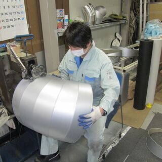何事もチャレンジ！初心者・未経験者・年少者でも心配無し！保温板金・建築板金自社外装加工品の製作・現場取付スタッフ募集・アルバイトからでもOKの画像