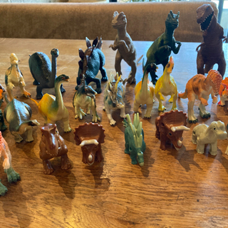 恐竜のフィギュアの画像