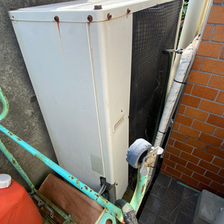 業務用冷蔵庫と業務用エアコンの室外機2台