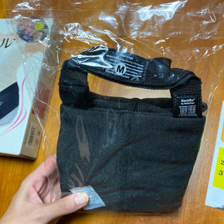 【値下げしました‼️】【定価 10,175円】新品 ラクナール 新·腰椎前弯サポート/腸腰筋ストレッチベルト（Mサイズ）の画像