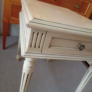 ヨーロピアンアンティーク調　サイドテーブルの画像