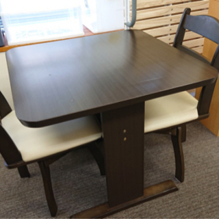 お取引き中です！ダイニングテーブル　2人用　イス２個です★の画像
