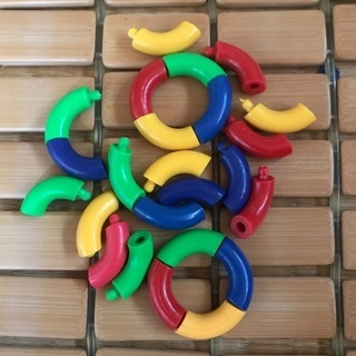 本とパズルのおもちゃの画像