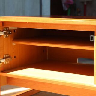 人気のkarimoku(カリモク家具)のHUシリーズのチェリー材テレビボードです。シンプルなデザインのローボードは北欧スタイルとの相性抜群♪和モダンテイストやナチュラルテイストにもおすすめです！BH416の画像