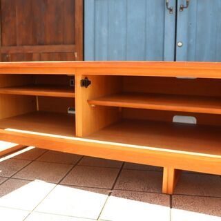 人気のkarimoku(カリモク家具)のHUシリーズのチェリー材テレビボードです。シンプルなデザインのローボードは北欧スタイルとの相性抜群♪和モダンテイストやナチュラルテイストにもおすすめです！BH416の画像