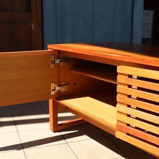 人気のkarimoku(カリモク家具)のHUシリーズのチェリー材テレビボードです。シンプルなデザインのローボードは北欧スタイルとの相性抜群♪和モダンテイストやナチュラルテイストにもおすすめです！BH416の画像