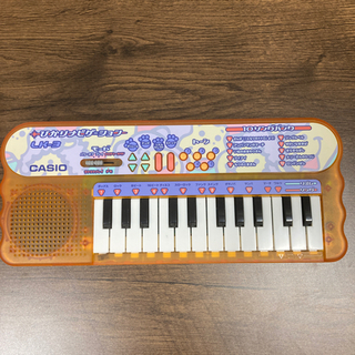 おもちゃの電子ピアノの画像