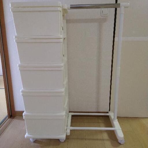 キャスター付軽量プラスチック収納　ハンガーラック付タンス
