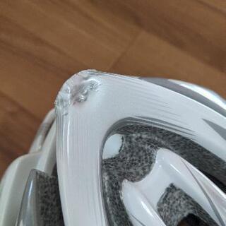 ヘルメット、サングラス、手袋の3点セットの画像