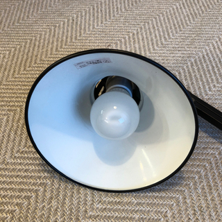机の天板などに挟んで使う照明の画像