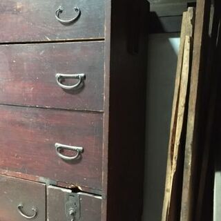 和箪笥　かなり古い時代の骨董品の画像