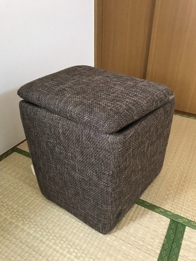 ブラウン　布素材のスツール