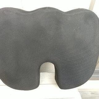 クッション 黒 2つの画像