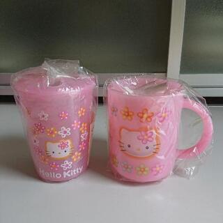 新品 プラスチックコップ×2 歯ブラシいれ×1 ハローキティの画像