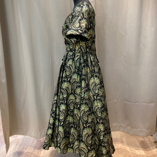 金ラメ刺繍ドレスの画像