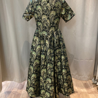 金ラメ刺繍ドレスの画像