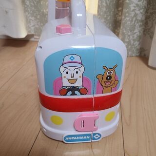 アンパンマンの救急車のおもちゃの画像