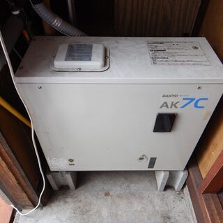 ロードヒーティング用ボイラー　サンヨー油だき温水ボイラー　ボイラー