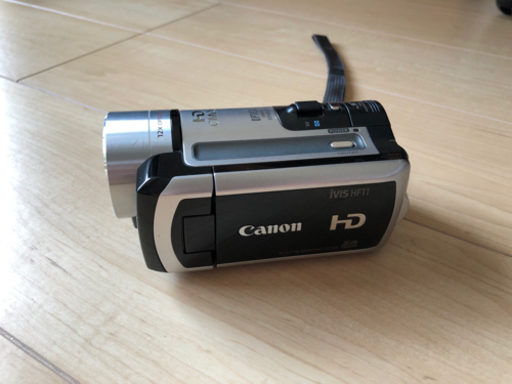 ビデオカメラ　Canon iVIS HF11