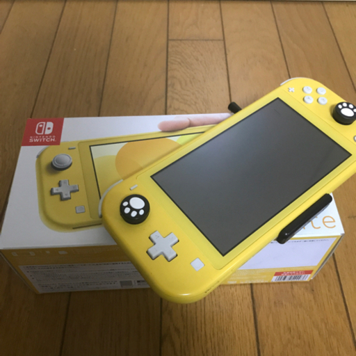 任天堂スイッチライト　イエロー&専用ポーチ