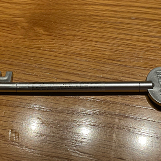 新品未使用☆メタリック鍵型ペンの画像