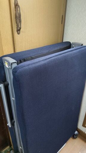 美品 コンパクト 折り畳みベッド セミシングル