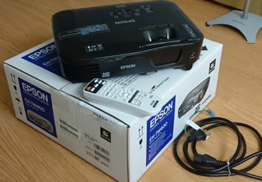 Epsom プロジェクター EH-TW400 80インチ　簡易スクリーン付き！