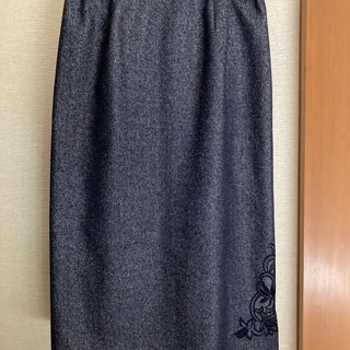 上品なラメ入り紺色シルクスーツの画像