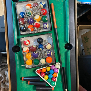 ポケットビリヤード台　アンド　ビリヤード球キーホルダーの画像