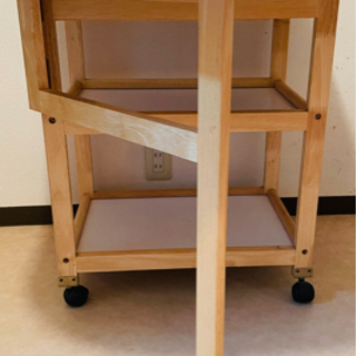 値下げします！木製棚　折り曲げ式　コロコロ付の画像