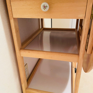 値下げします！木製棚　折り曲げ式　コロコロ付の画像