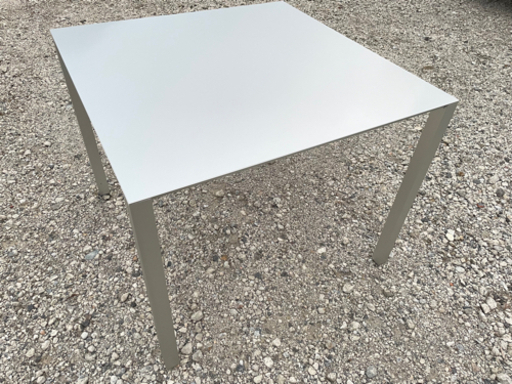 ??Cassina??ダイニングテーブル?無機質の究極。