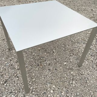 ??Cassina??ダイニングテーブル?無機質の究極。