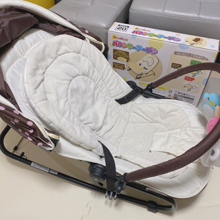 バウンサー&新品テーブルセットの画像