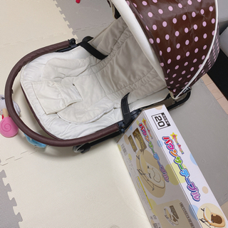 バウンサー&新品テーブルセットの画像