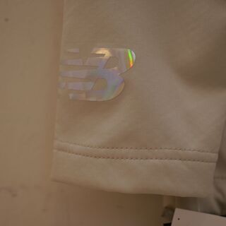 新品タグ付き　ニューバランス　灰色ジャケットの画像