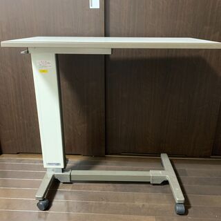 ベッドサイドテーブル