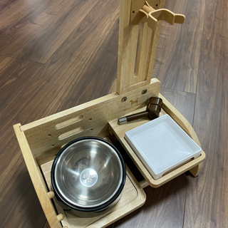 犬用食器台とフードボウルと給水ボトルの画像