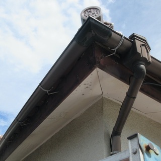 「近くで工事している者です。お宅の屋根の異常を見かけたもので」と...